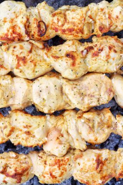 şiş kebap yakın çekim. fi Marine sosu hazırlarken et dilimleri