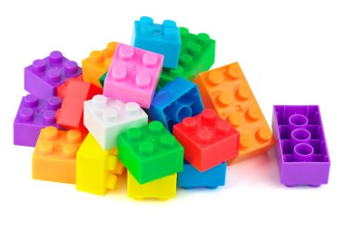 oyuncak beyaz arka plan üzerinde renkli plastik blokları