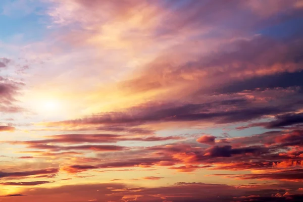 カラフルな夕焼け。美しいカラフルな空。上空の背景 — ストック写真