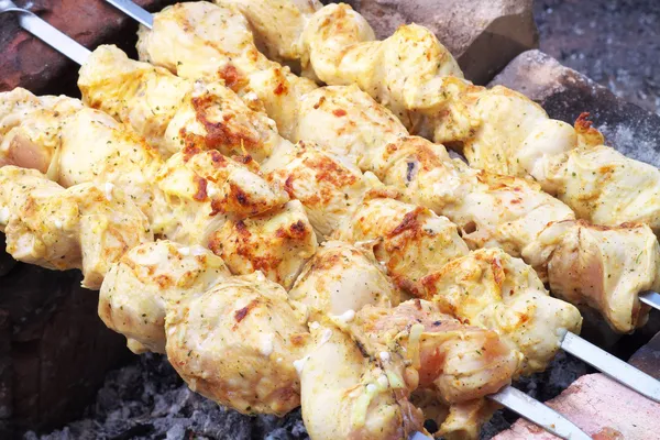 Shish kebab en el horno improvisado de ladrillo. Parrilla barbacoa —  Fotos de Stock