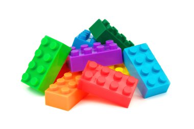 oyuncak beyaz arka plan üzerinde renkli plastik blokları