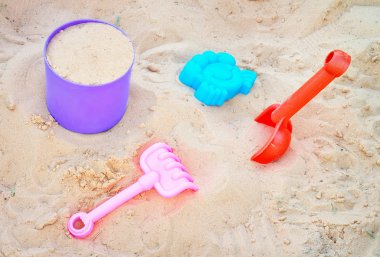 bir kum renkli plastik oyuncaklar kümesi. Sandbox