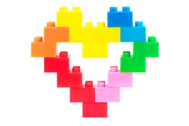 plastik oyuncak bloklarını beyaz zemin üzerine yapılan kalp