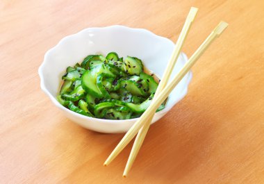 sunomono. Japon salatalık salatası