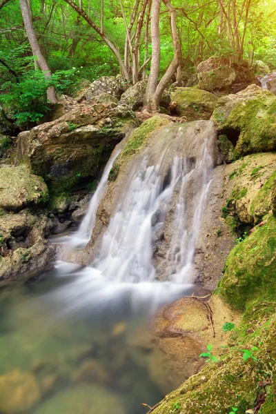 Водопад Поток воды в лесу и горной местности . — стоковое фото