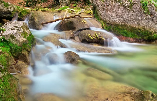 Río de montaña en primavera. Un arroyo de agua en el bosque y la montaña — Foto de Stock