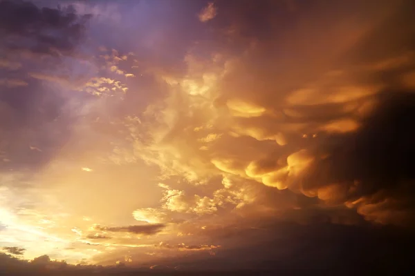 Schöner bewölkter Himmel mit Sonnenstrahlen. Bewölkter abstrakter Hintergrund. — Stockfoto