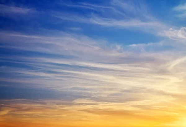 Hermoso cielo colorido. Fondo del cielo — Foto de Stock