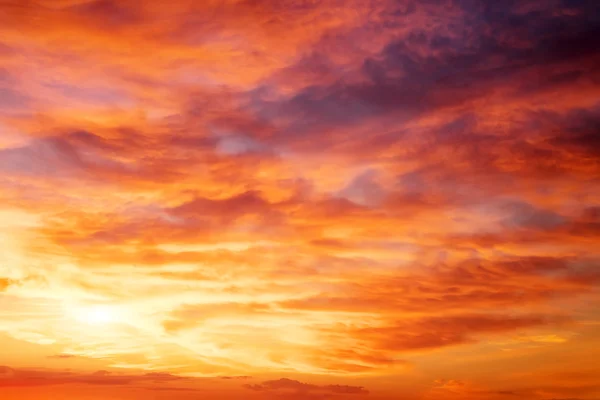 熊熊燃烧的橙色夕阳天空.美丽的天空. — 图库照片