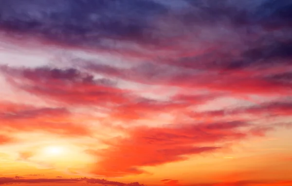 Cielo anaranjado del atardecer. Hermoso cielo. — Foto de Stock