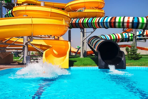 Aquapark schuifregelaars, waterpark, water park. — Stockfoto