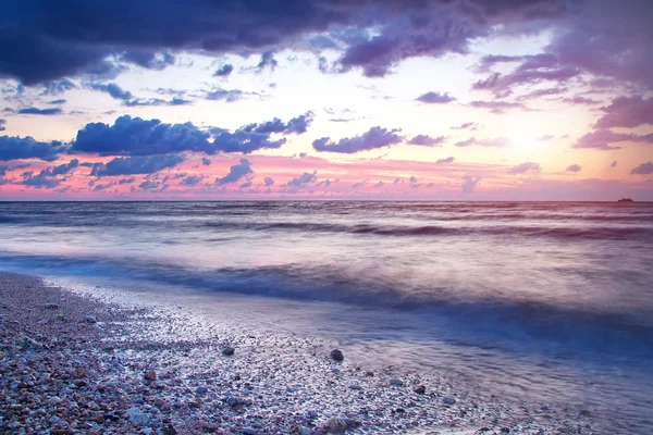 Wunderschöne Meereslandschaft bei Sonnenuntergang. Zusammensetzung der Natur. — Stockfoto