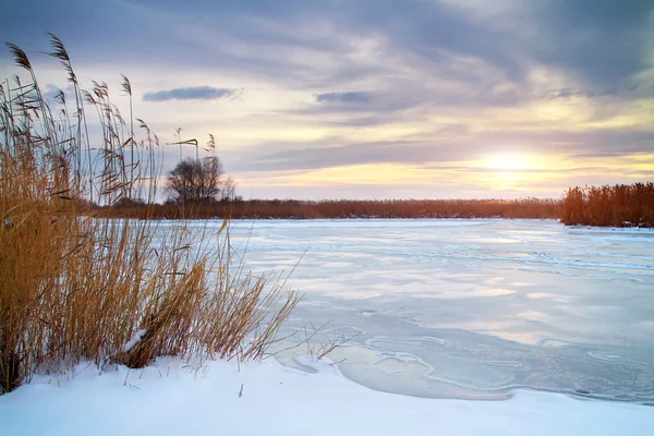 Paisaje invernal con sol y río congelado. Amanecer —  Fotos de Stock