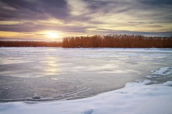 Zimní krajina s slunce a zamrzlou řeku. svítání — Stock fotografie