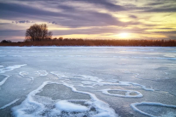 Paisagem de inverno com sol e rio congelado. Amanhecer — Fotografia de Stock