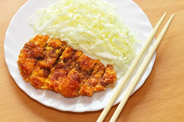 Tonkatsu. japanska fläsk kotlett på vit platta. japansk mat. — Stockfoto