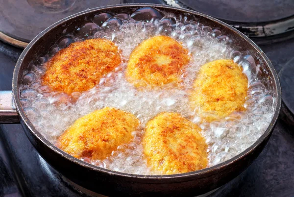 Croquetas fritas en el aceite. Korokke, comida japonesa. Bola de patata — Foto de Stock