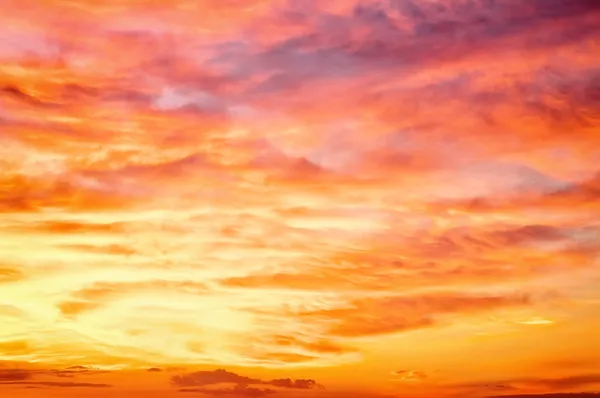 Cielo arancio ardente tramonto Foto Stock