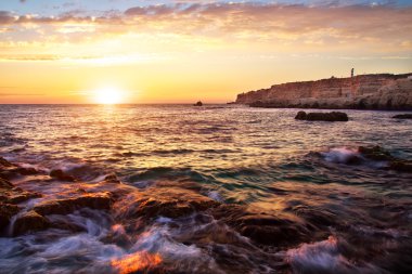 Güzel deniz manzarası. Gün batımında deniz ve kaya.