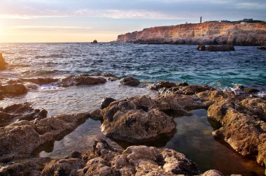 Güzel deniz manzarası. Gün batımında deniz ve kaya.