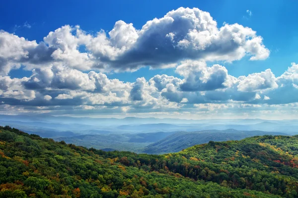 Dağ manzarası. Doğanın bileşimi.