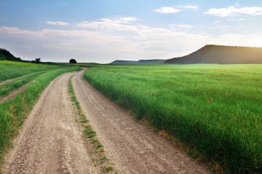 yol lane ve derin bulutlu gökyüzü. doğa tasarımı.