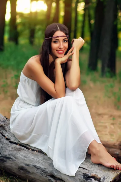 Retrato al aire libre de hermosa chica hippie sentado en un tronco seco —  Fotos de Stock