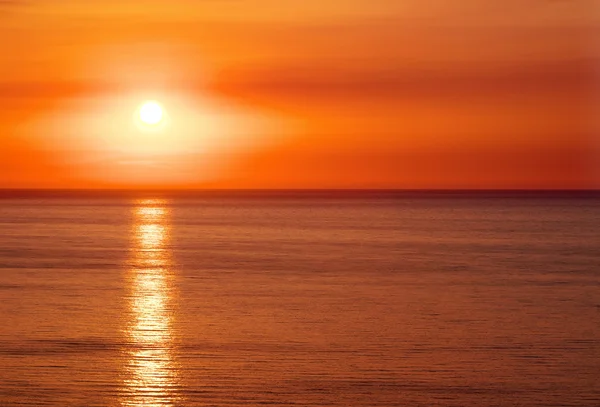 Prachtige zonsondergang boven de zee — Stockfoto