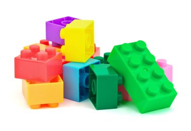 oyuncak beyaz arka plan üzerinde renkli plastik blokları