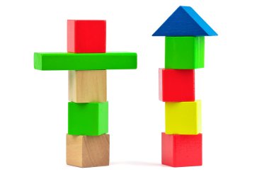 ahşap oyuncak beyaz arka plan üzerinde renkli yapı taşları