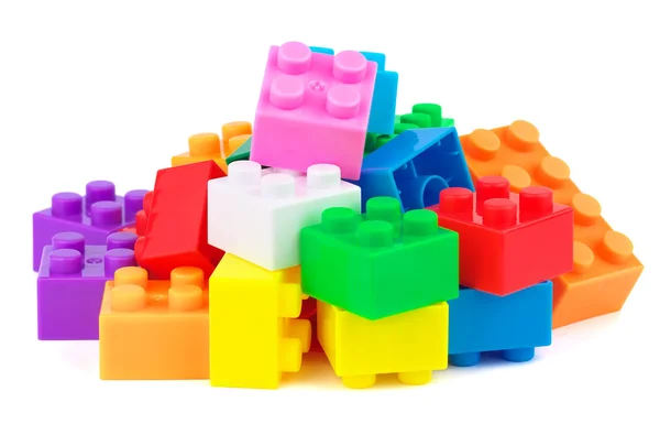 Brinquedo de plástico blocos coloridos no fundo branco — Fotografia de Stock