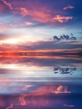 güzel renkli günbatımı gökyüzü ve okyanus. gökyüzü arka plan