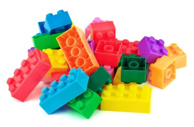 Beyaz arka plan üzerinde izole oyuncak renkli plastik blokları