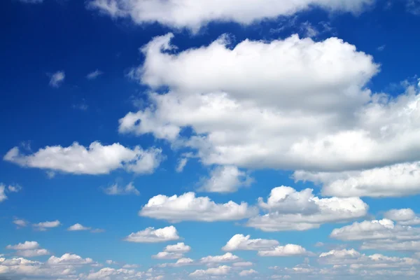 Błękitne niebo z chmurami. skład natury. — Zdjęcie stockowe