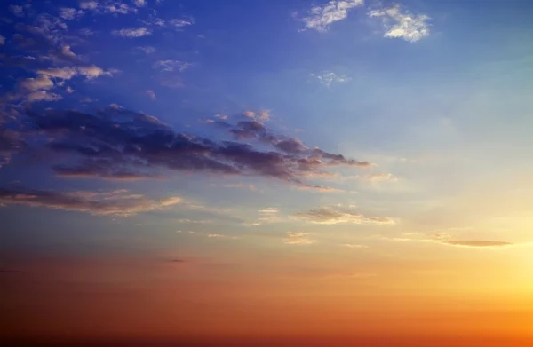 Belo céu do pôr-do-sol. Céu fundo. — Fotografia de Stock
