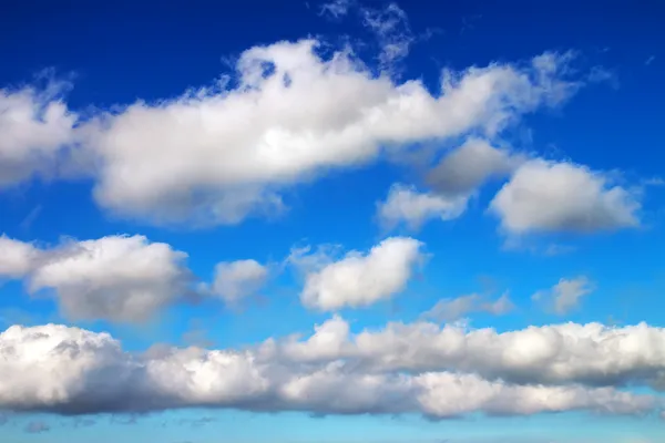 Cielo azul con nubes. Composición de la naturaleza . —  Fotos de Stock