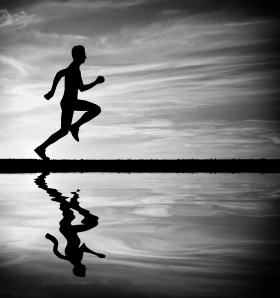 Silueta de hombre corriendo contra el cielo. Blanco y negro — Foto de Stock