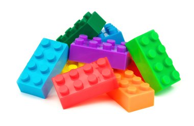 oyuncak beyaz arka plan üzerinde renkli plastik blokları