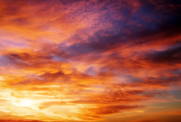 Cielo arancio ardente al tramonto. Bellissimo cielo. Sfondo cielo — Foto Stock