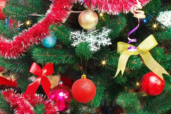 Adornos de Navidad en un árbol de Navidad. —  Fotos de Stock