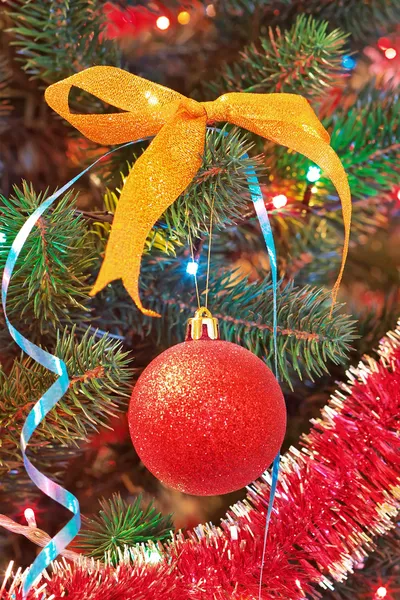 Adornos de Navidad en un árbol de Navidad. —  Fotos de Stock