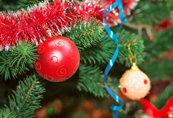 Adornos de Navidad en un árbol de Navidad. —  Fotos de Stock