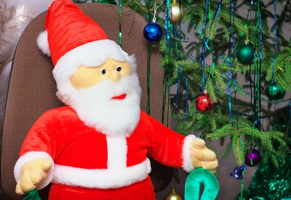 Juguete Santa Claus cerca de un árbol de Navidad —  Fotos de Stock