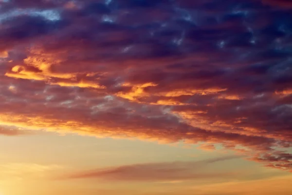 Kolorowe niebo zachód słońca. piękny kolorowy pochmurnego nieba. — Zdjęcie stockowe