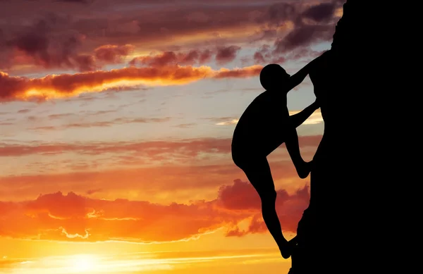 Escalador de rocas al atardecer. Deporte y vida activa — Foto de Stock