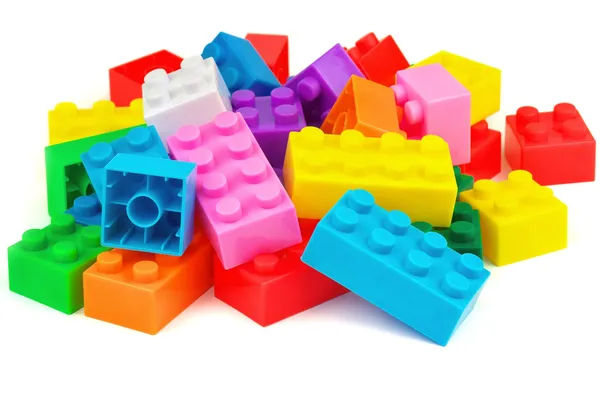 Bâtiment en plastique blocs de jouets colorés sur fond blanc — Photo