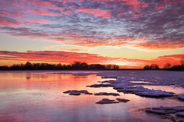 Zimowy pejzaż z ogniste niebo zachód słońca. skład natury. — Zdjęcie stockowe