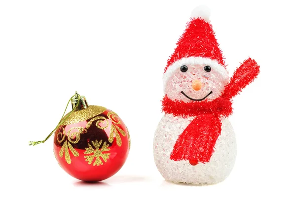 Juguete muñeco de nieve y juguete para árboles de Navidad sobre fondo blanco . —  Fotos de Stock