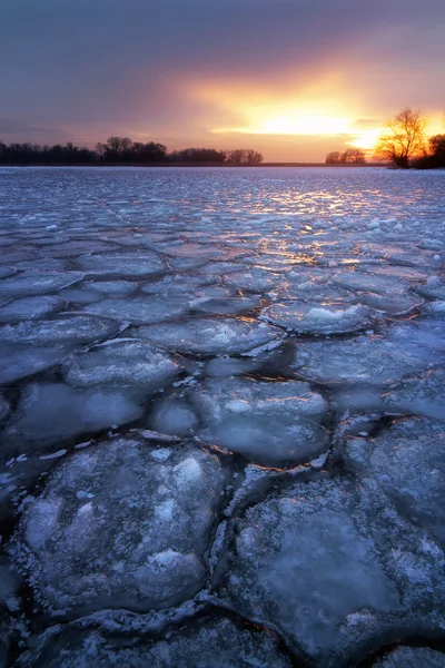 Paisaje de invierno con lago congelado y cielo puesta de sol. —  Fotos de Stock