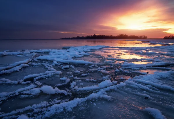 Winterlandschaft mit gefrorenem See und Sonnenuntergang. — Stockfoto